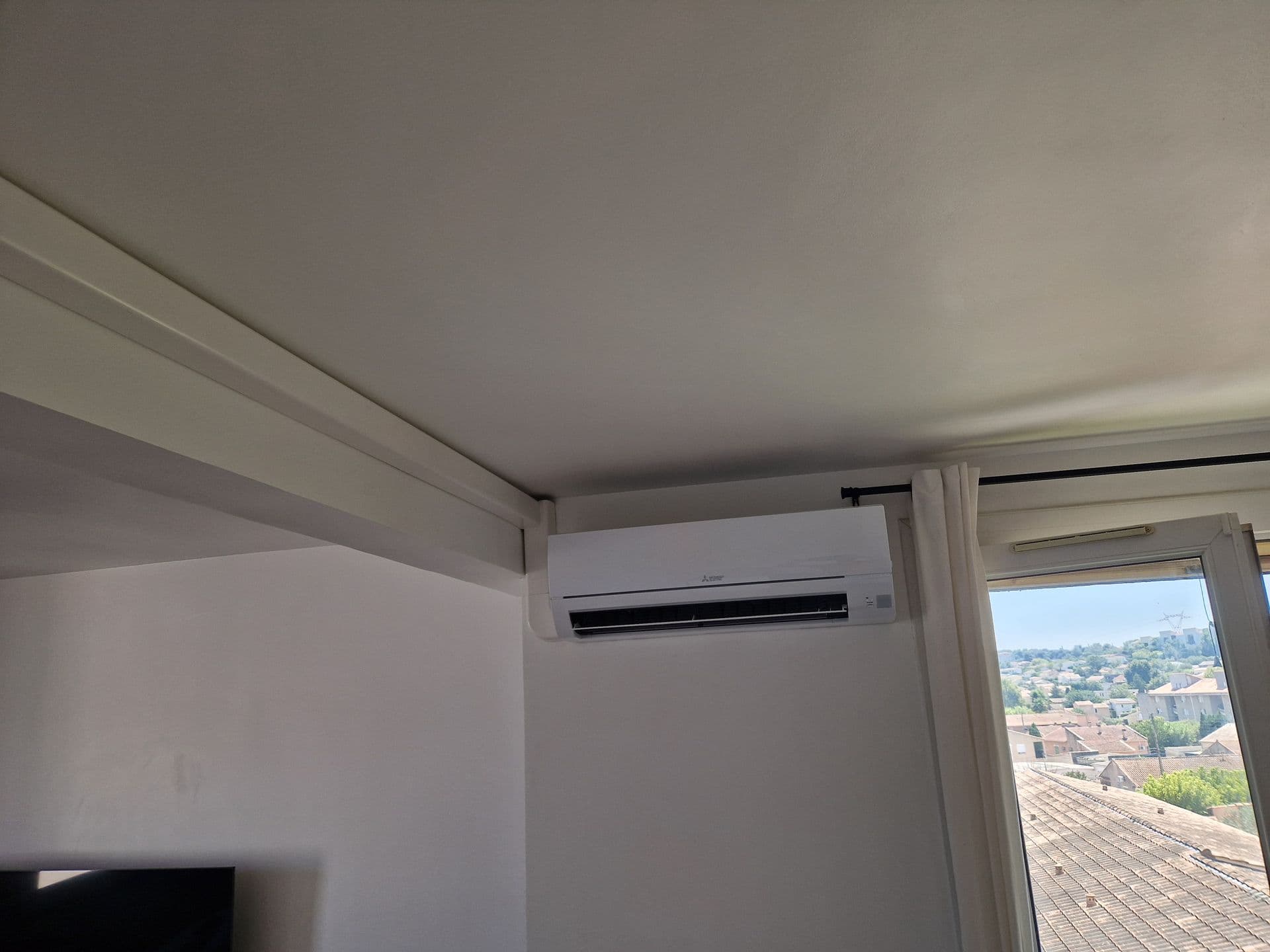 Split mural blanc design