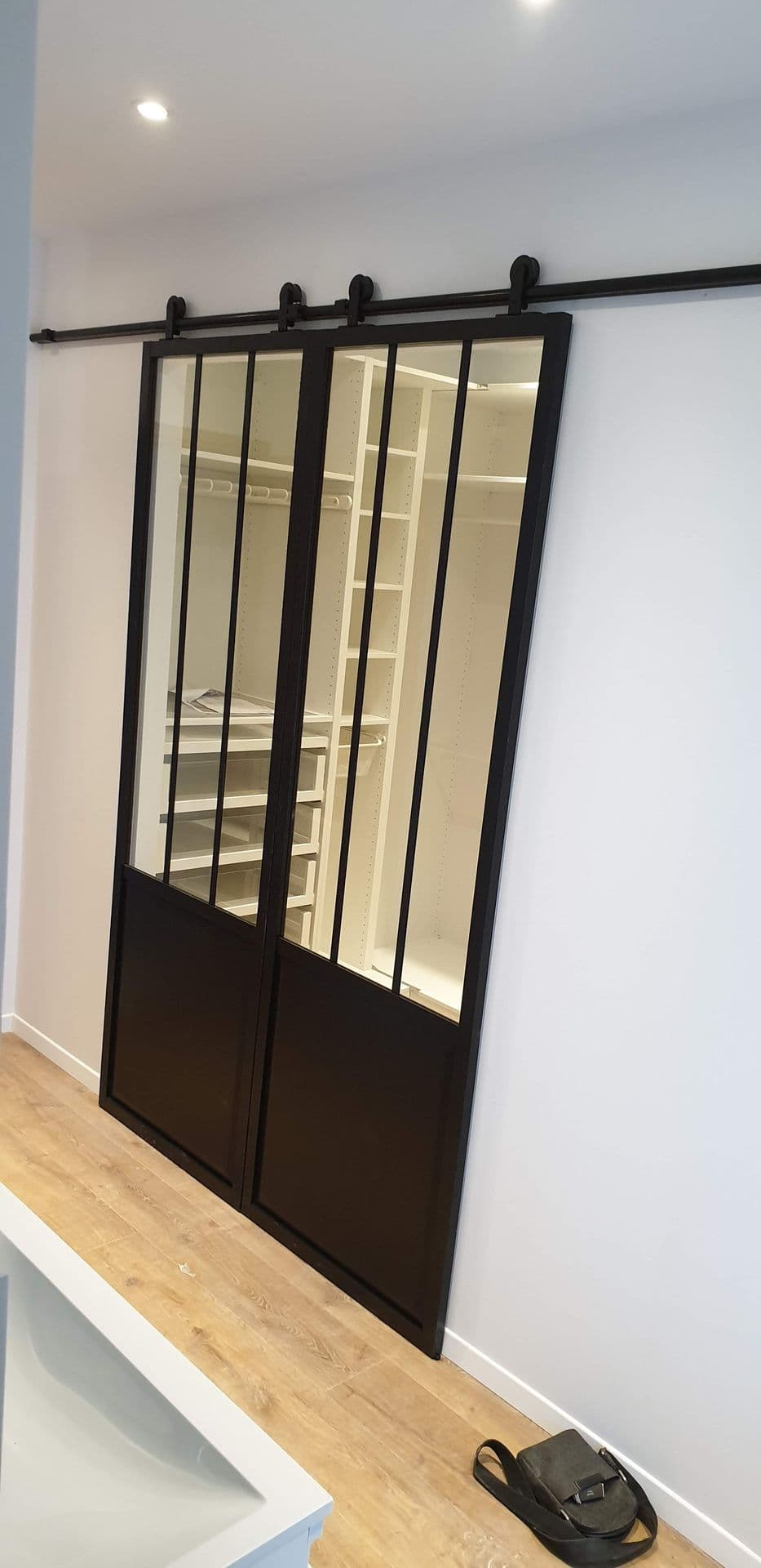 Escalier avec bandeaux LED contremarches