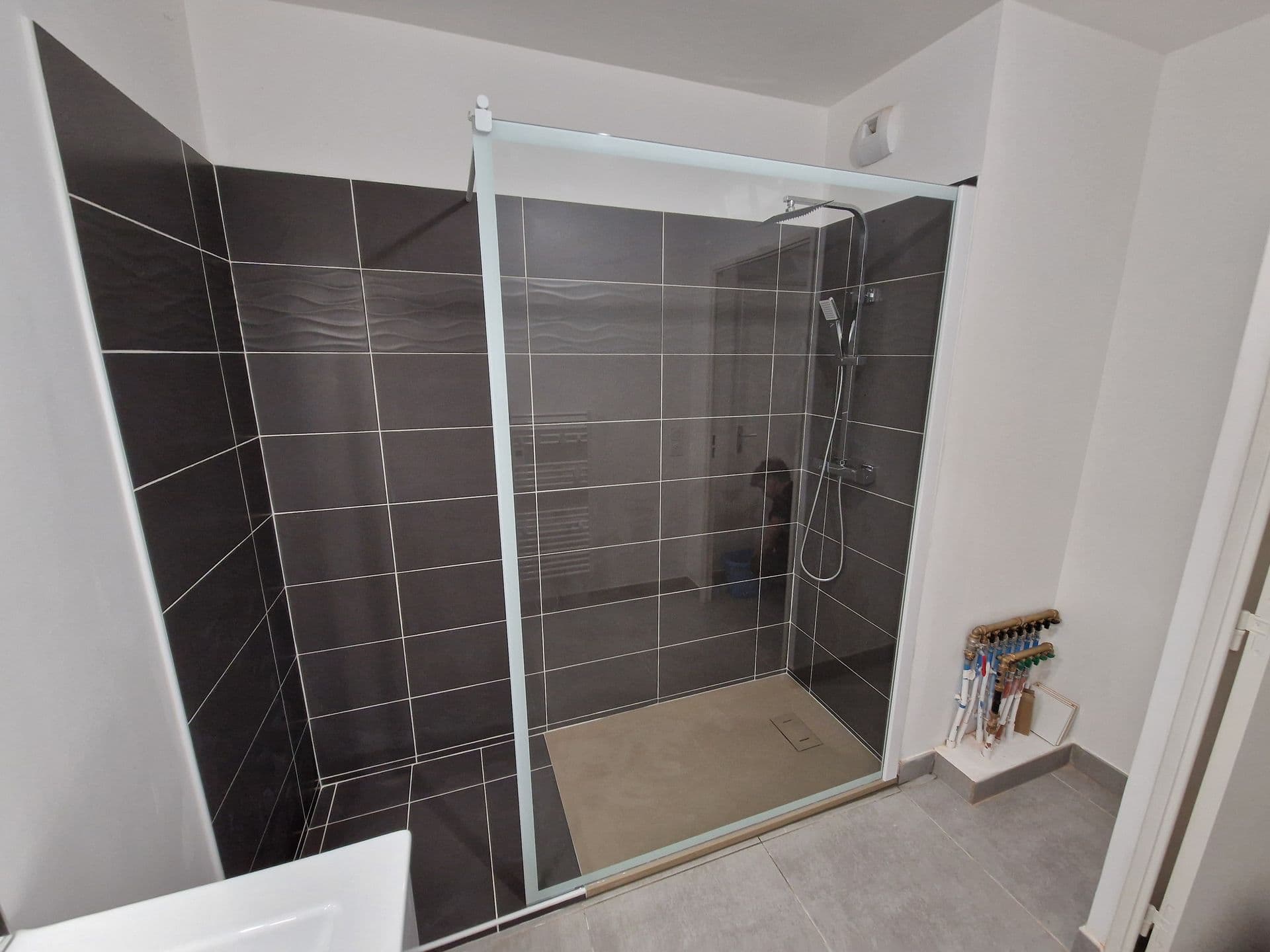 Salle de bain moderne — plomberie AECP