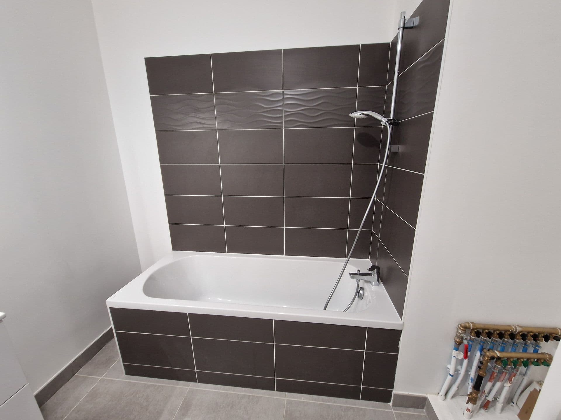 Baignoire encastrée + douche carrelage noir mat