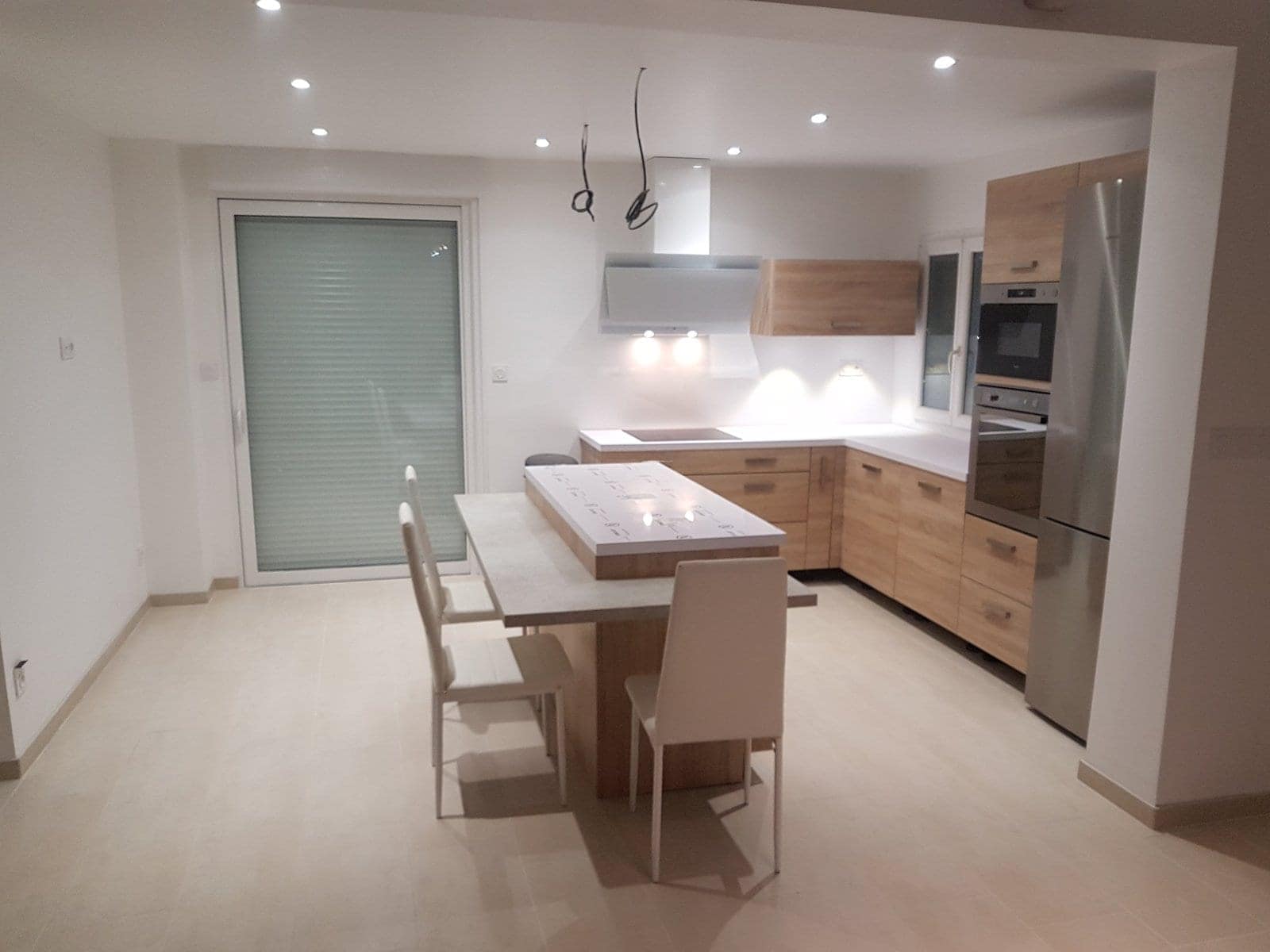 Cuisine moderne — spots encastrés au plafond