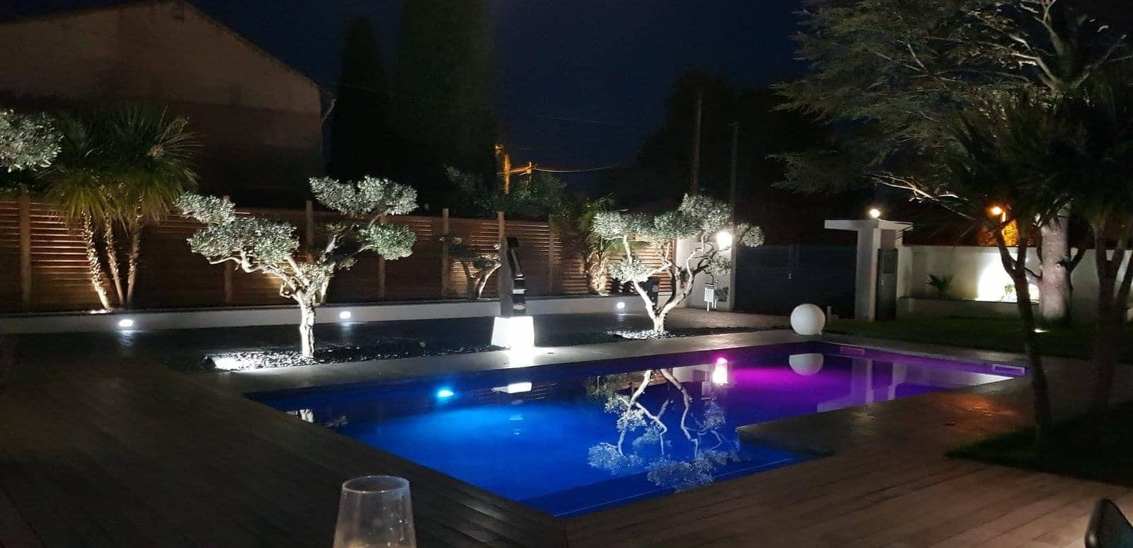 Éclairage extérieur piscine et jardin de nuit